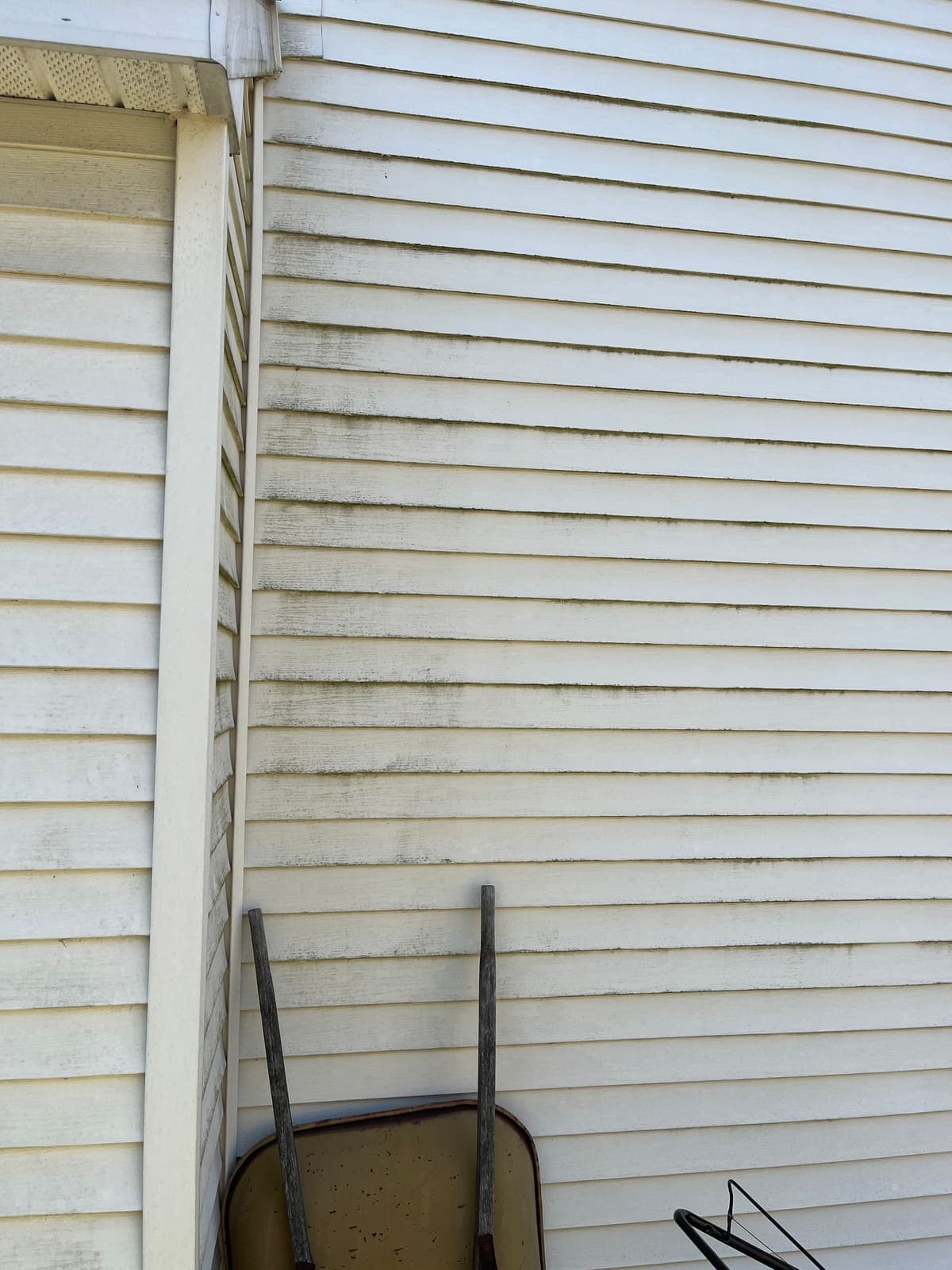 Siding wall and hose reel before an exterior washing