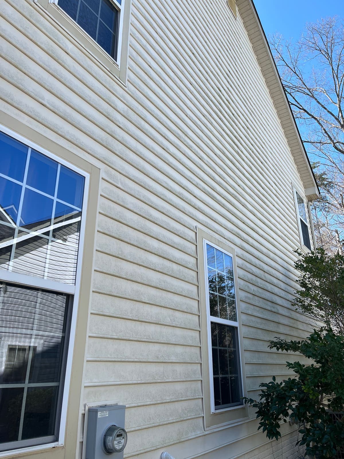 Siding and window clean after a soft wash