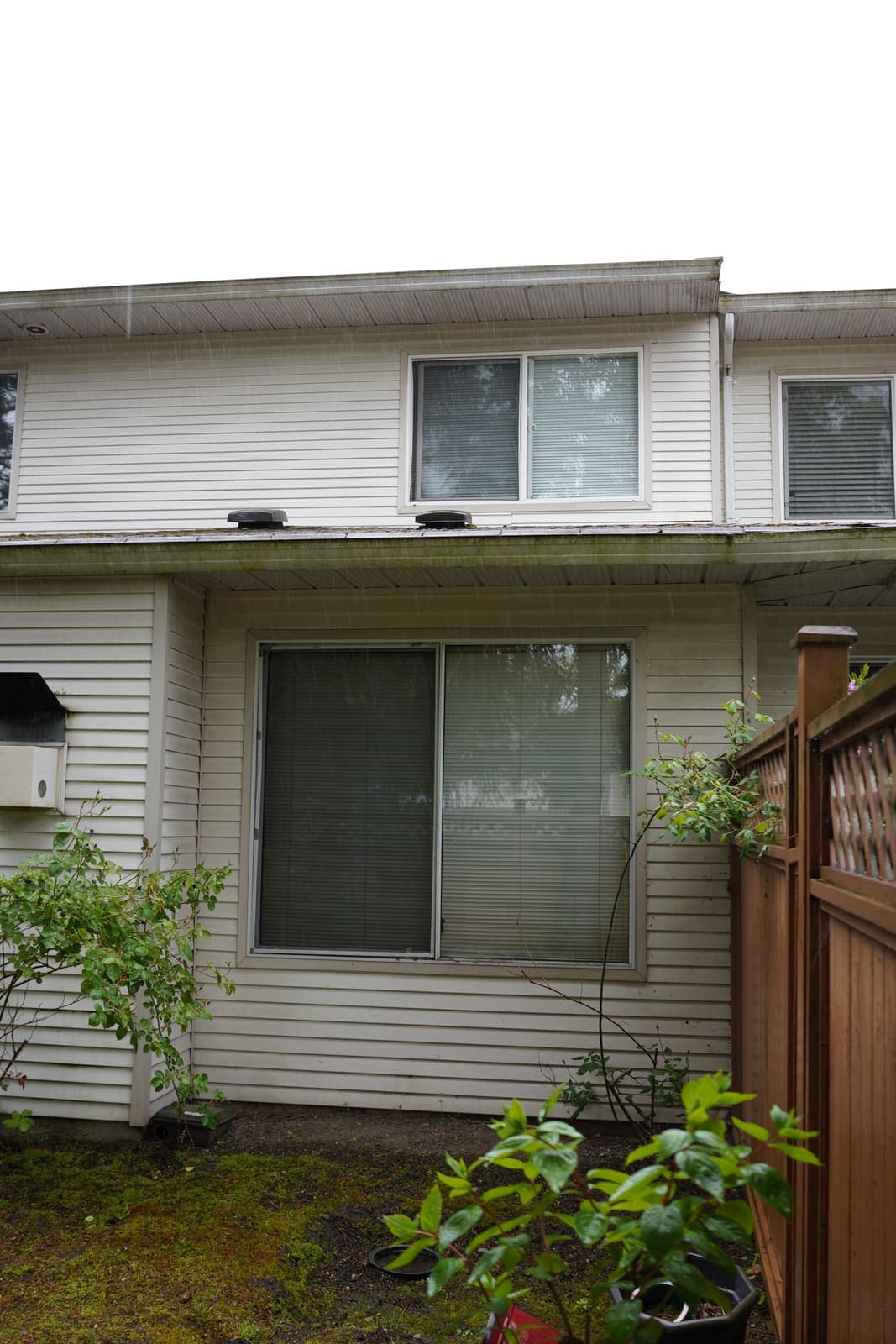 Townhouse fence and siding before exterior washing